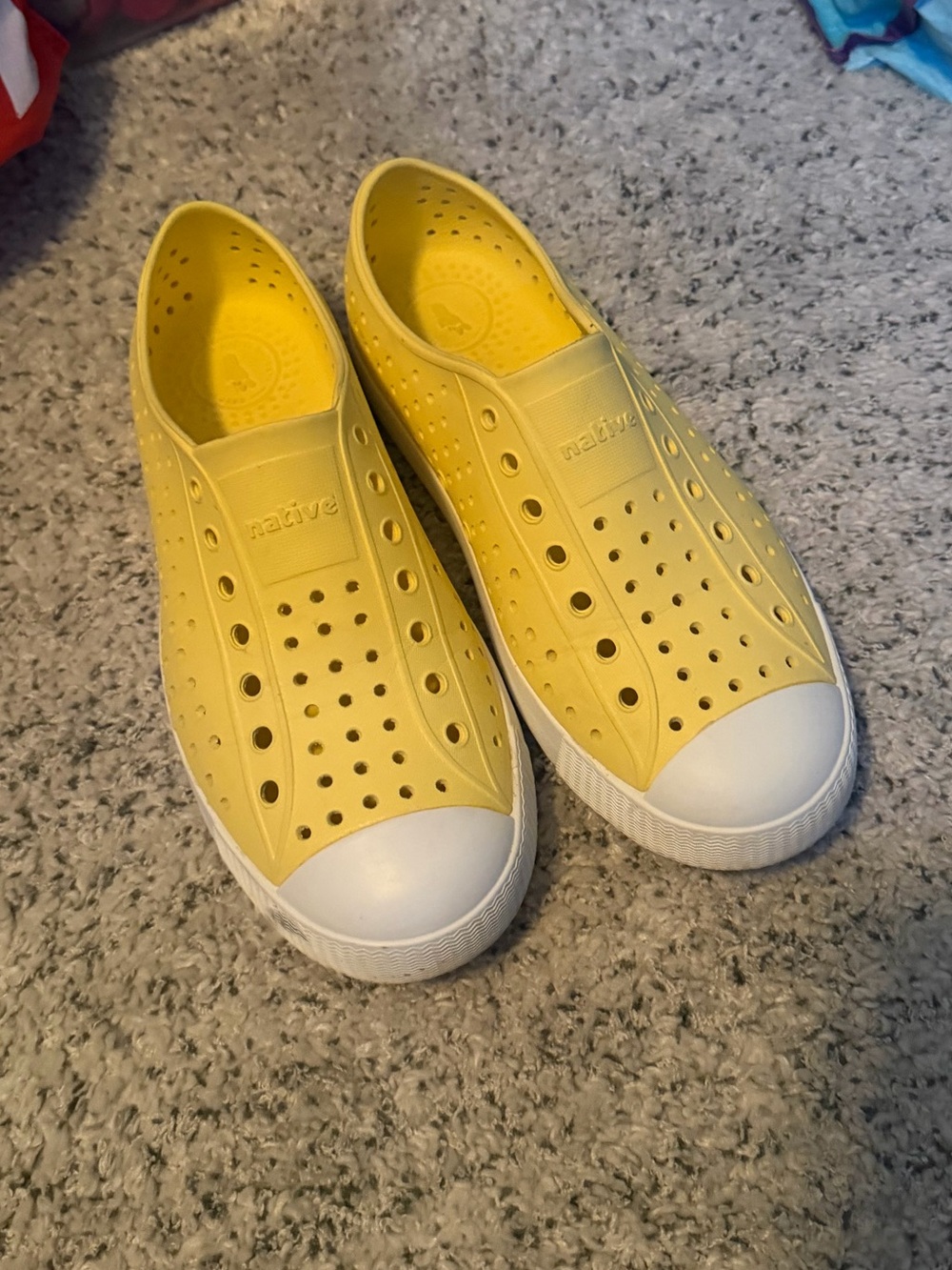 Native Jefferson Kids Slip-On Water Shoe in Yellow with White Toe Euc j4